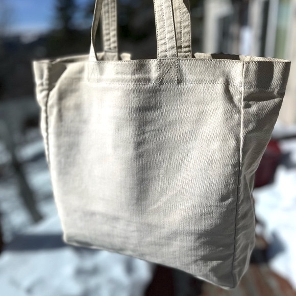 Louis Vuitton: Beaded That's Love Limited Edition Tote (on Scarlett Johansson) - Picture 4 of 16